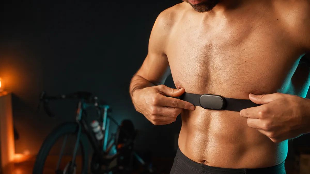 Mise en place d’une ceinture cardiofréquencemètre.